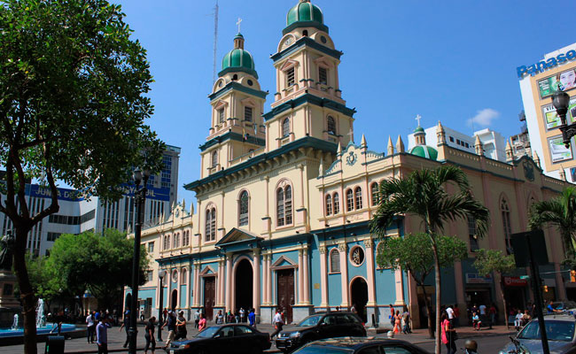 Procesada mujer que causó daños en iglesia de Guayaquil