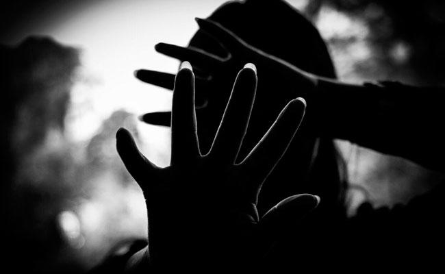 Un hombre con esquizofrenia cobra el bono, compra dos cuchillos y apuñala a una joven de 15 años en Guayaquil