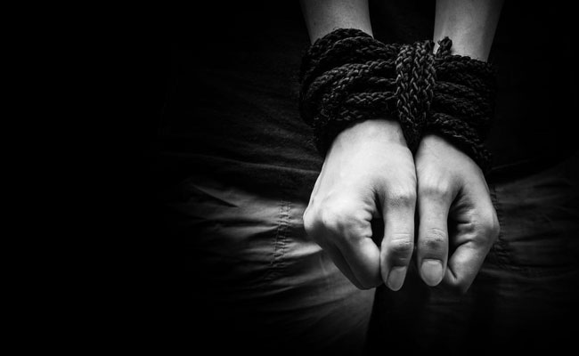 Prisión preventiva por secuestro y violación de su hijastra en Pichincha