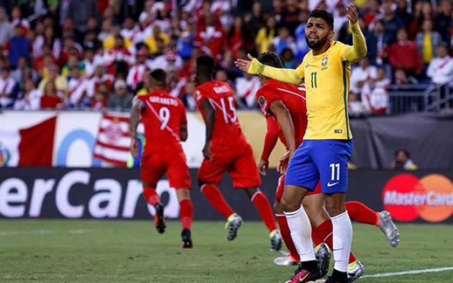 Niños peruanos imitan el polémico gol que eliminó de la Copa a Brasil