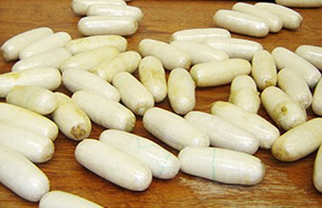 Un ecuatoriano que llevaba cocaína en su interior murió en España