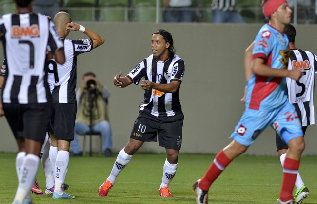 Ronaldinho vuelve a ser la figura de la noche marcado un doblete de tiro libre