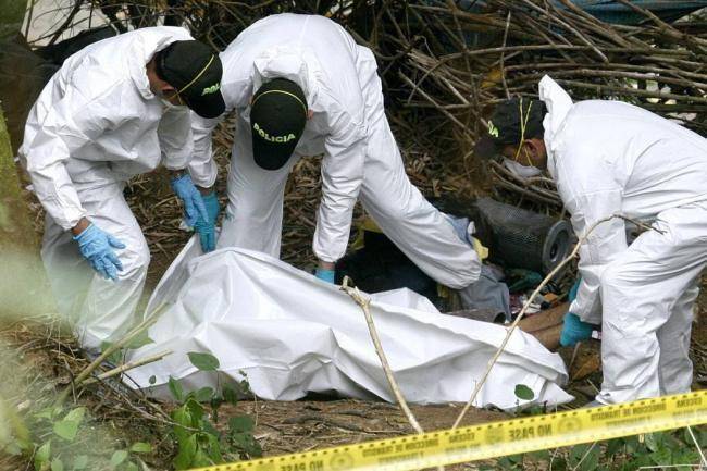 Hallan el cuerpo desmembrado de un hombre en una carretera en Guayas