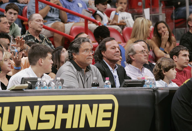 Julio Iglesias gana su tercer anillo de campeón de la NBA