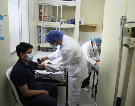 Un paciente es atendido en la consulta externa del hospital Bicentenario de Guayaquil.