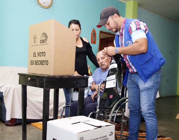 Imagen de archivo del proceso de voto en casa.