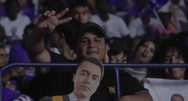 Los asistentes disfrutan del show artístico