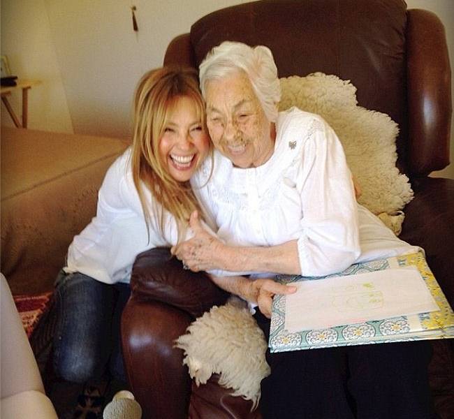Thalía celebró desde lejos el cumpleaños 102 de su abuela