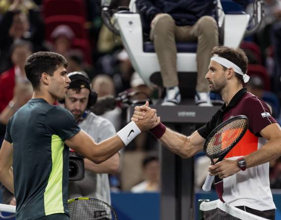 Grigor Dimitrov, de Bulgaria (D), venció al español Carlos Alcaraz (I) por los octaovs de final del Másters de Shanghái.
