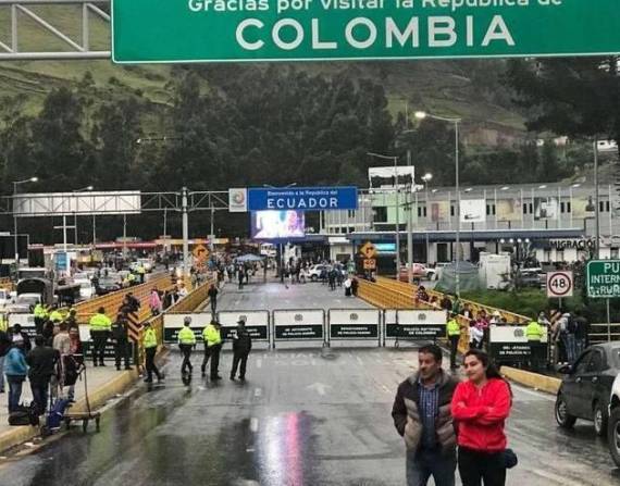 Miles de personas cruzan el puente de Rumichaca en la frontera colombo ecuatoriana.