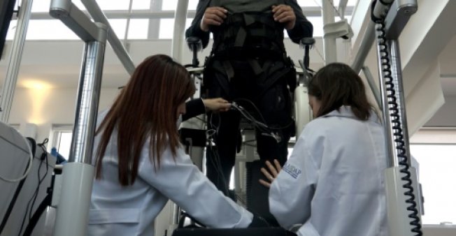 Un electrodo implantado en la columna vertebral permitió caminar a un parapléjico