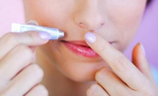 Mujer confunde el pegamento con lapiz labial y se sella la boca