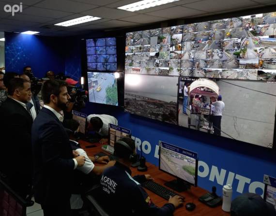 El alcalde de Durán, Dalton Narváez, y el gobernador de Guayas, Pablo Arosemena, observan el funcionamiento de las cámaras.