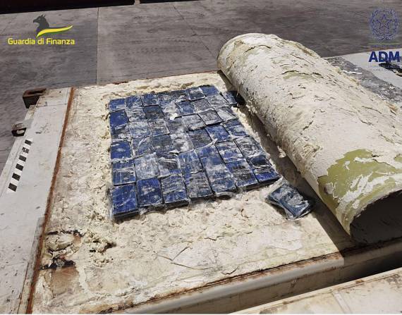 La Guardia di Finanza italiana muestra la droga que se encontraba en un contenedor con frutas tropicales procedentes de Ecuador.