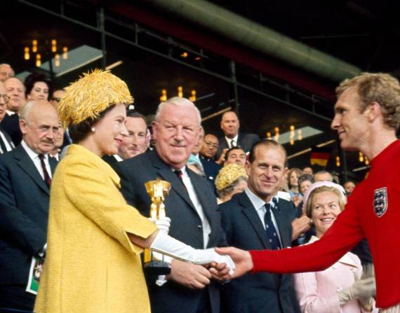 Reina Isabel II entregando el trofeo de campeón mundial al capitán de Inglaterra, Bobby Moore. (1966)