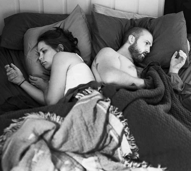 El retrato de la dependencia a los celulares y la desconexión con el mundo real