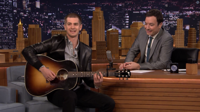 Andrew Garfield canta el tema de Spiderman