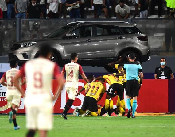 Jugadores de Barcelona celebran el gol de Emanuel Martínez.
