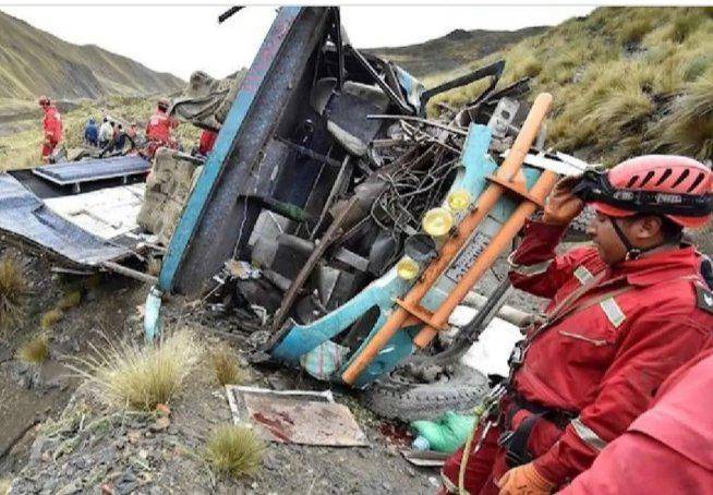 Bus accidentado en una carretera en Potosí, en Bolivia.