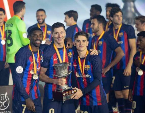 Jugadores del FC Barcelona celebrando la 'Supercopa de España'.