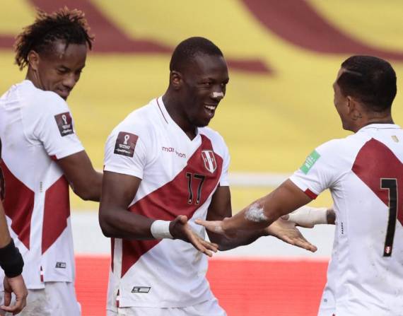 Peru's Luis Advincula (C) celebrates witn Peru's Yoshimar Yotun (R) after scoring against Ecuador during their South American qualification football match for the FIFA World Cup Qatar 2022 at the Rodrigo Paz Delgado Stadium in Quito on June 8, 2021. (Photo by FRANKLIN JACOME / POOL / AFP)