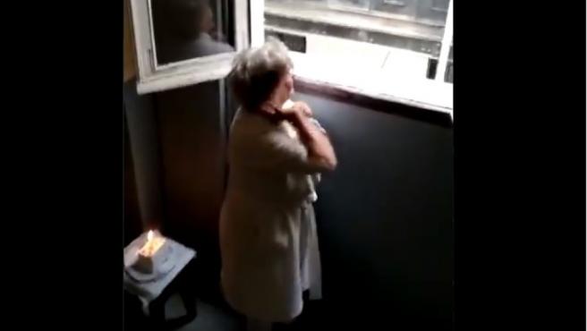 La felicitación de cumpleaños a una abuelita en cuarentena en Madrid
