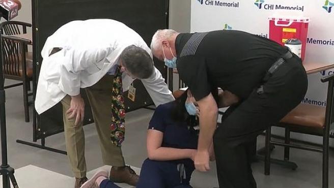 Una enfermera se desmaya tras recibir la vacuna de Pfizer