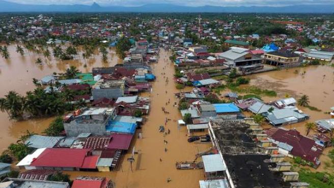 Decenas de desaparecidos por inundaciones en Indonesia