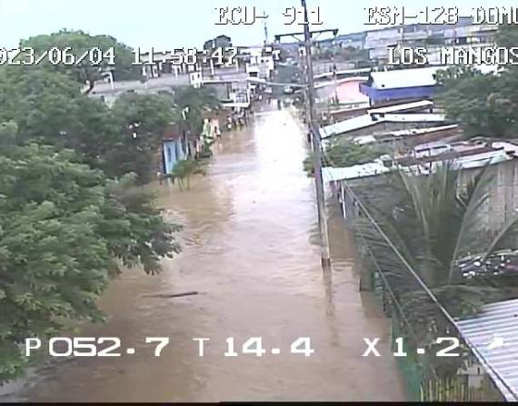Los cantones Muisne, Atacames, Río Verde, Quinindé y Esmeraldas reportan inundaciones, deslizamientos de tierra y hasta viviendas arrastradas por el aumento en el cauce del río
