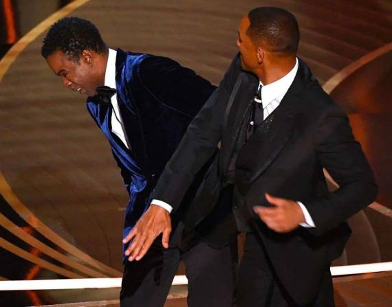 Momento de la bofetada que Will Smith propinó a Chris Rock en los Óscars.