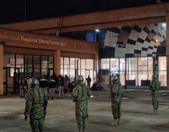 Militares y policías han intervenido en la cárcel de Turi.