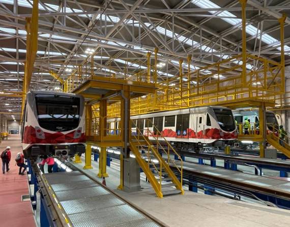 Tres trenes del Metro en las cocheras ubicadas en el sector de Quitumbe, sur de Quito.