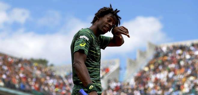 Federer acaba con Monfils al que dejó pendiente la víspera