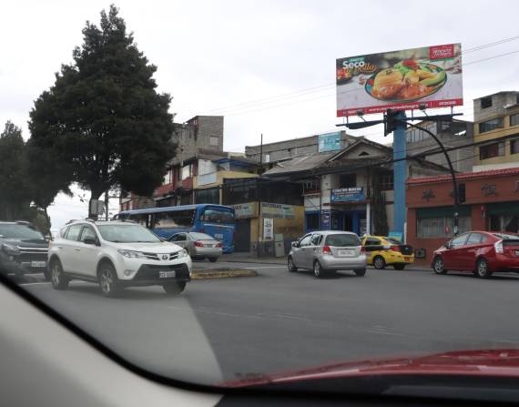 En Quito, la circulación vehicular se vuelve caótica por los semáforos que no funcionan a causa de los cortes de luz.