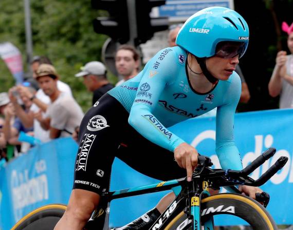 El ciclista colombiano del equipo Astana se retiró este martes del Giro de Italia por una lesión de cadera