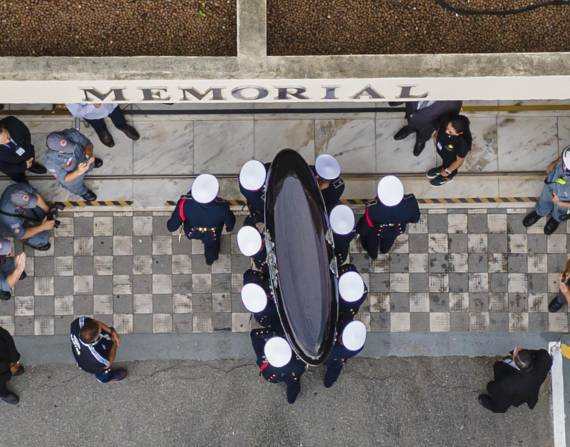AME4006. SANTOS (BRASIL), 03/01/2023.- El féretro de Pelé, fallecido el jueves pasado a los 82 años de edad, llega este martes al cementerio de la ciudad de Santos donde el tricampeón mundial con Brasil será enterrado en una ceremonia privada. Pelé va a ocupar un nicho en un mausoleo en el cementerio Memorial Necróplis Ecuménica, que en el futuro podrá ser visitado por los aficionados al fútbol, según confirmaron a EFE fuentes del camposanto. EFE/ Antonio Lacerda