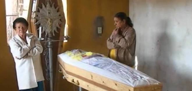 Brasil: Le cayó una vaca encima mientras dormía y murió
