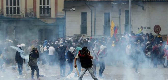 Ministro colombiano dice que en marchas hay personas infiltradas de las FARC