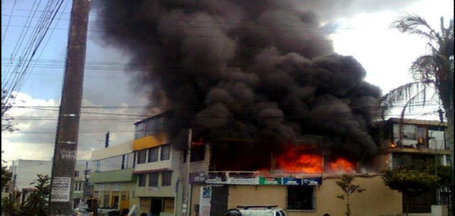 En Quito dos personas mueren quemadas en una tapicería