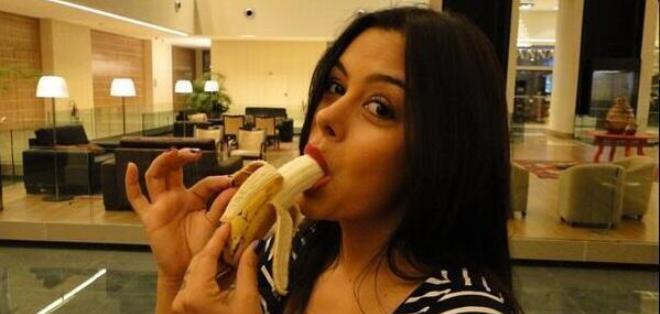 Larissa Riquelme también come banano… #todossomosmacacos