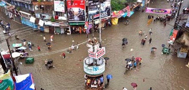 India: Los ríos en Uttar Pradesh fluyen sobre la ciudad