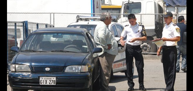 Continúa operativo de control de taxis ilegales