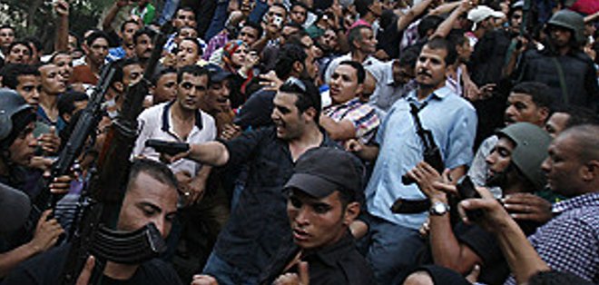 Manifestantes desafían toque de queda en Egipto