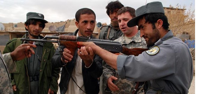 Detienen a 8 policías afganos por muerte de 6 niños
