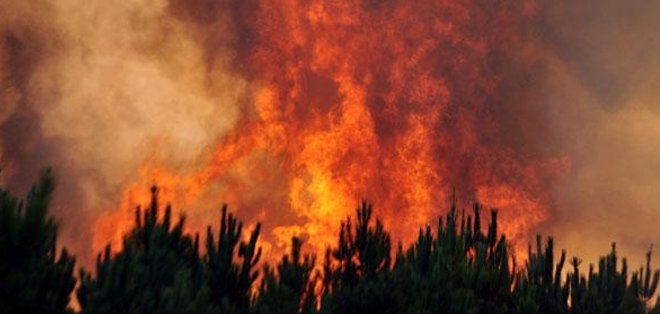 Más de 3.400 bomberos continúan los trabajos por el incendio en California