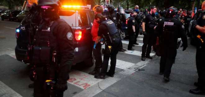 Recrudecen los choques entre manifestantes y policía en Portland