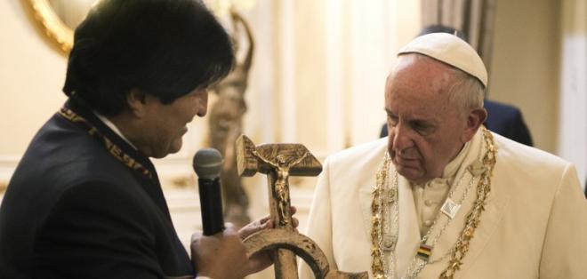 Morales obsequia a Francisco un Cristo crucificado sobre la hoz y el martillo