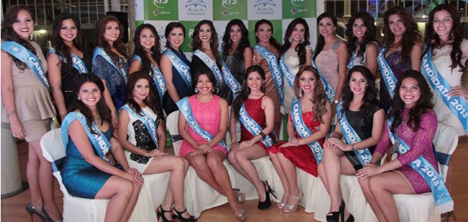 Candidatas a reina de Guayaquil en noche de talentos