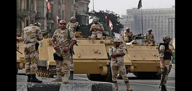 Mueren 12 policías y 70 talibanes en un ataque a un convoy en Afganistán