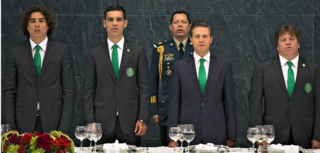 Peña Nieto agasaja a selección mexicana y bromea sobre supuesto penal a Robben